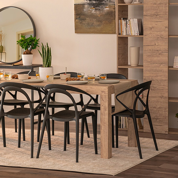 cuantas sillas alrededor de la mesa