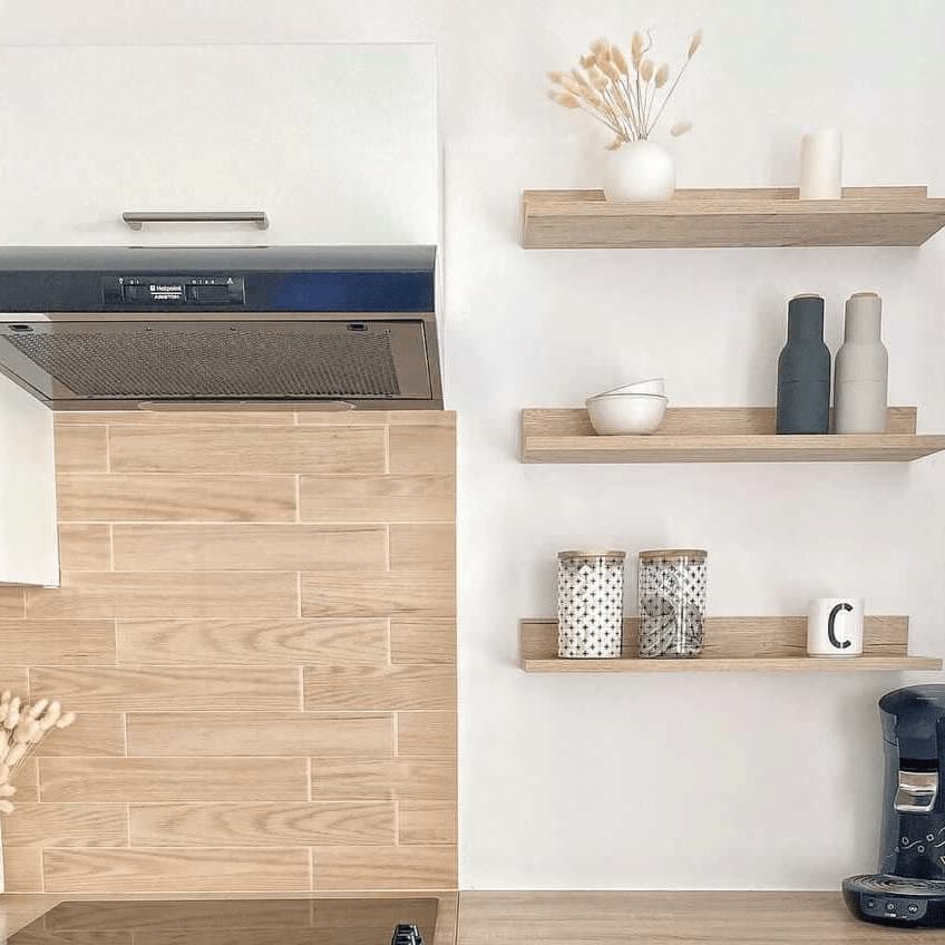 cosa mettere sulle mensole in cucina