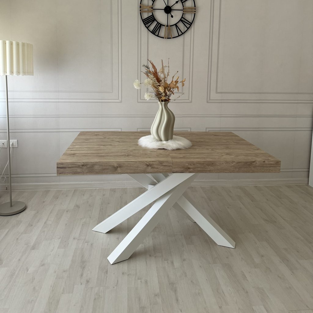 Tisch skandinavischer Stil