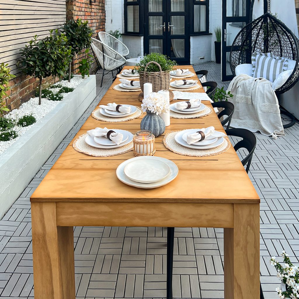 Extendable outdoor console table