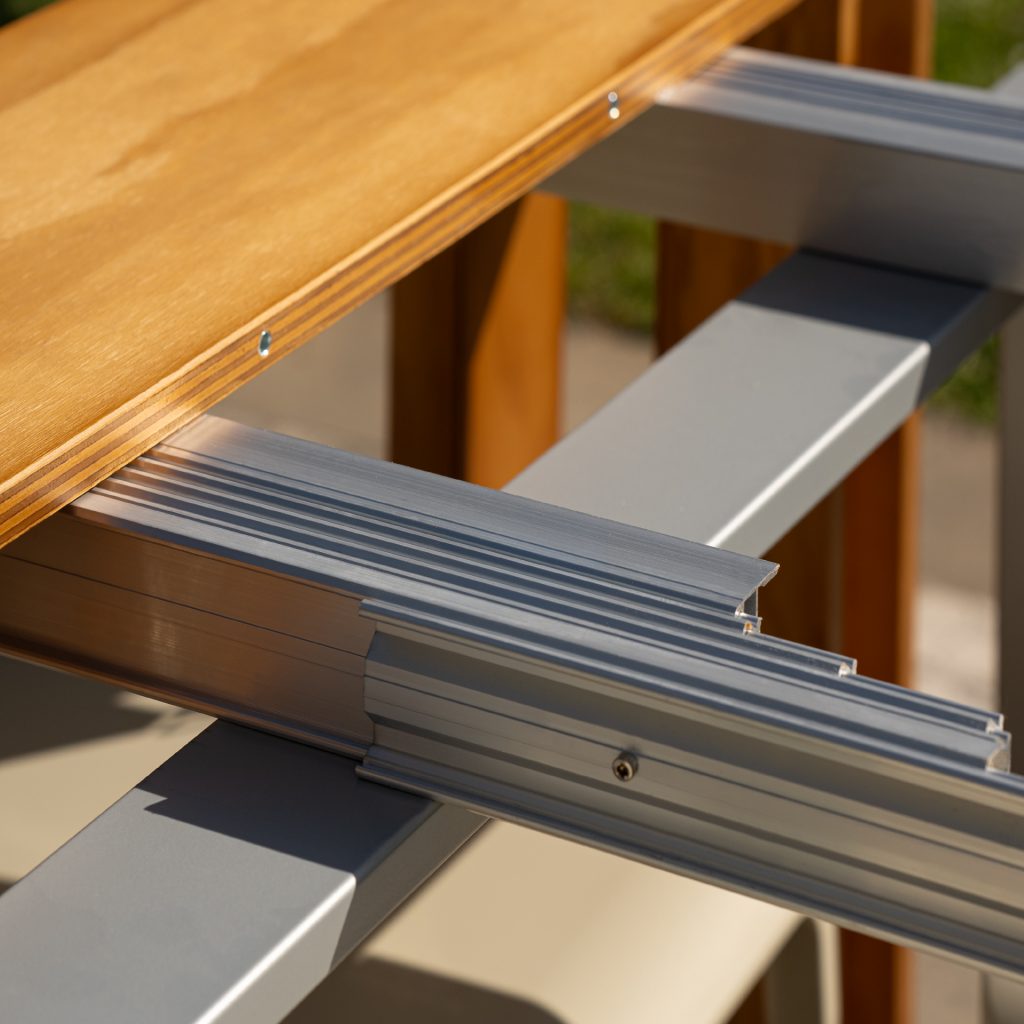 Extendable outdoor console table