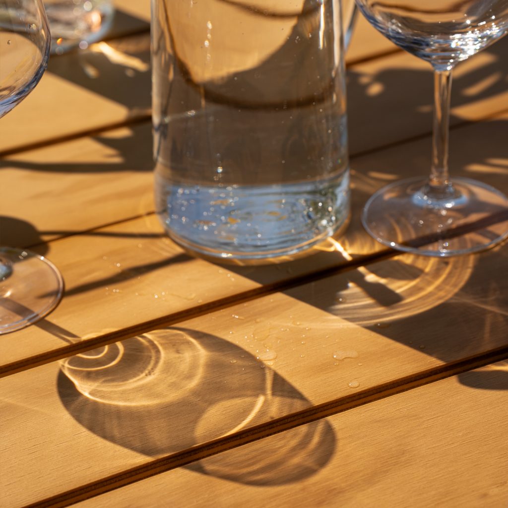 Extendable outdoor console table