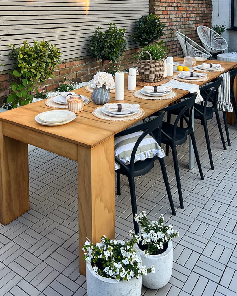 Outdoor extendable console table