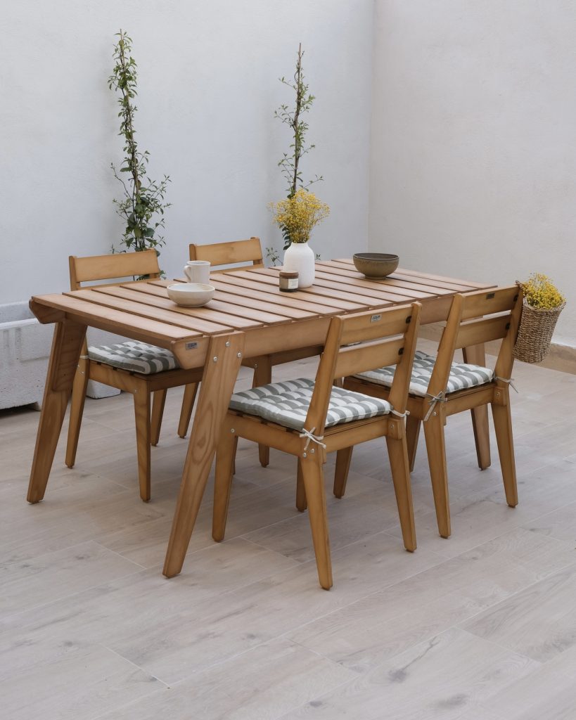 Table et chaises d'extérieur